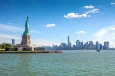 Blick auf die Freiheitsstatue und die New Yorker Skyline.