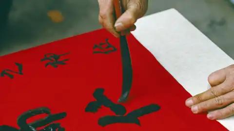 Bei unserer Familienreise nach China faszinieren uns die vielen fremden Schriftzeichen der chinesischen Schrift.