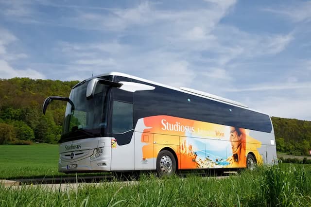 Studiosus Komfortbus in einer grünen Landschaft