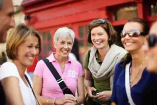 Eine Gruppe von Frauen, die draußen lachen und Spaß haben.