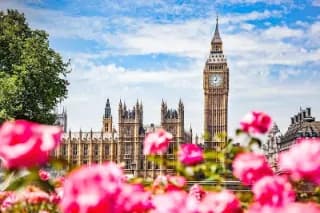 Der Uhrenturm Big Ben und das Westminster Parliament in London bei sonnigem Wetter.