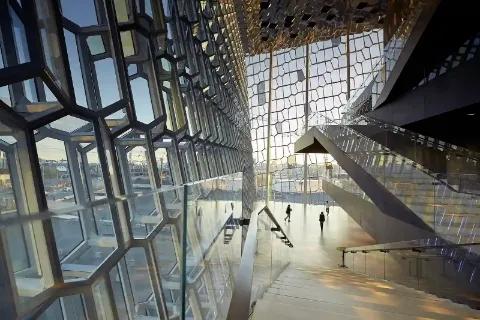 Architektonische Details eines modernen Gebäudes mit geometrischen Formen.