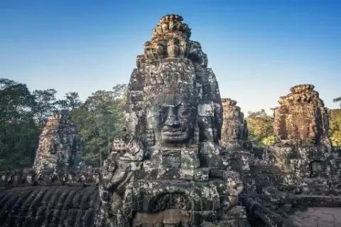 Detailaufnahme der Gesichtsskulpturen im Angkor Wat Tempel in Kambodscha.