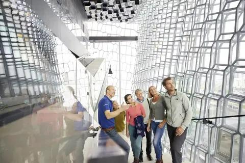 Eine Gruppe von Besuchern in einem Museum mit moderner Architektur.