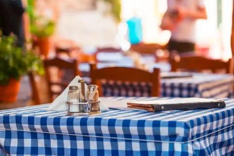 Ein Tisch in einem Restaurant mit karierter Tischdecke.