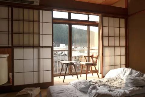Schiebetüren und Balkonblick in einem japanischen Schlafzimmer.