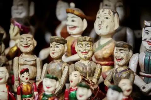 Sammlung von traditionellen Holzfiguren mit verschiedenen Gesichtsausdrücken