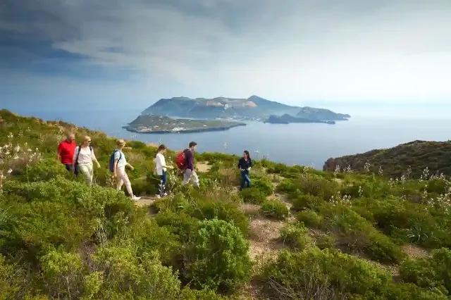 Eine Gruppe von Wanderern auf einem Küstenweg mit Blick auf das Meer.