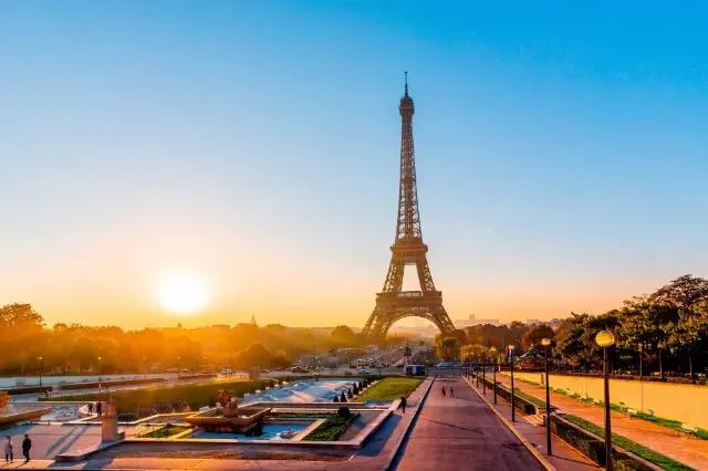 Aussicht auf den Eiffelturm in Paris bei Sonnenuntergang.