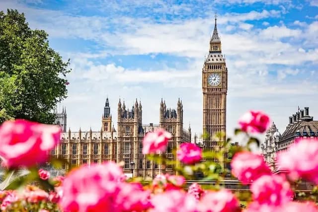 Der Uhrenturm Big Ben und das Westminster Parliament in London bei sonnigem Wetter.