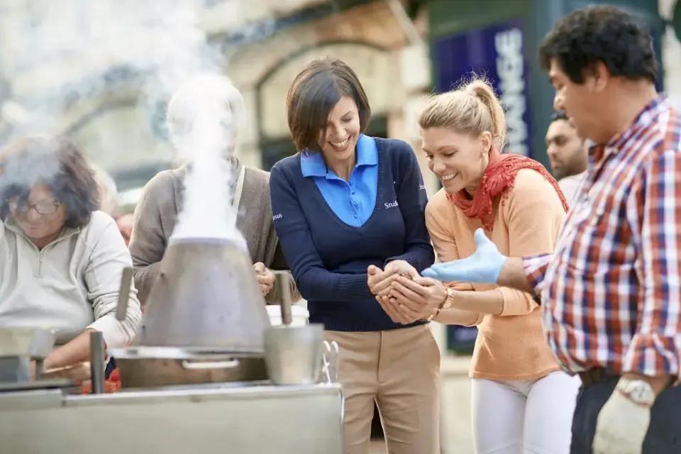 Menschen, die gemeinsam im Freien kochen und Spaß haben.