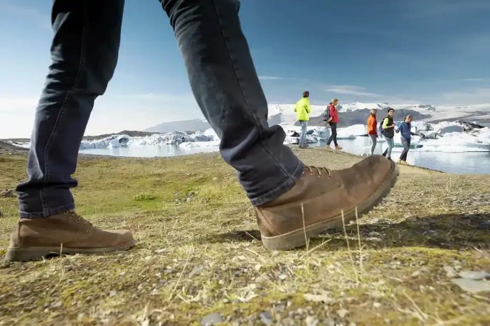 Nahaufnahme von Wanderschuhen in der isländischen Landschaft.
