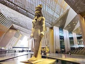 Die Statue von Ramses II. steht in der Eingangshalle des Grand Egyptian Museum.