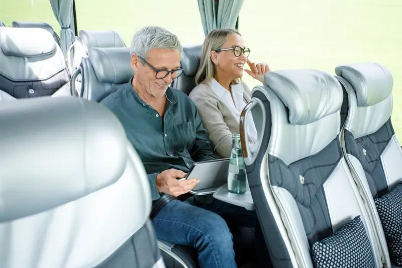 Ein Paar hat Spaß und entspannt sich während einer Busfahrt.