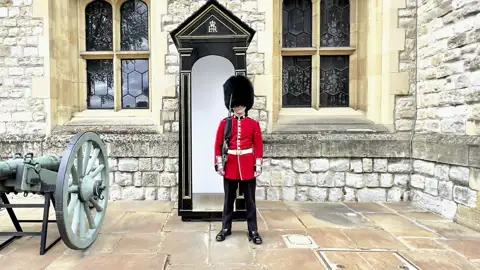 In London begegnet man den Grenadier-Gardisten als Wachposten, vor allem rund um den Buckingham Palace. Selfies machen ist ok, anfassen oder gar im Weg stehen gar nicht.