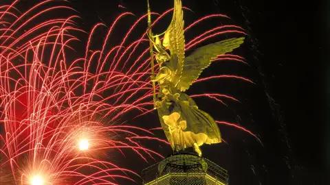 Ganz Berlin strahlt zu Silvester - und auf unserer Silvesterreise in die Hauptstadt für Singles und Alleinreisende strahlen wir mit!