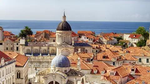 Die Altstadt von Dubrovnik mit den markanten Terrakottadächern und der Adria im Hintergrund ist jede Reise wert! Wir genießen den Aufenthalt am Meer während unserer Singlereise nach Kroatien.