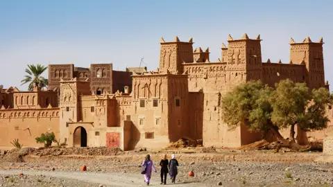 Eine der schönsten Lehmburgen in Marokko: die Kasbah Amerhidil in Skoura. Auf unserer Rundreise für Singles und Alleinreisende durch das Land sind wir auch auf der Straße der Kasbahs unterwegs.