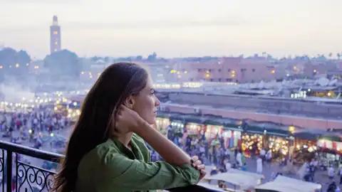 Höhepunkt auch unserer Reise für Singles und Alleinreisende nach Marrakesch ist der Besuch von Djemaa el-Fna, auch Gauklerplatz genannt. Den besten Überblick hat man von einem der vielen Teehäuser mit Dachterrasse.