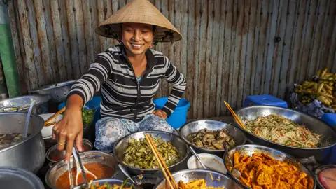 Auf unserer Studienreise für Singles und Alleinreisende durch Vietnam kosten wir die würzige Küche Südostasiens.