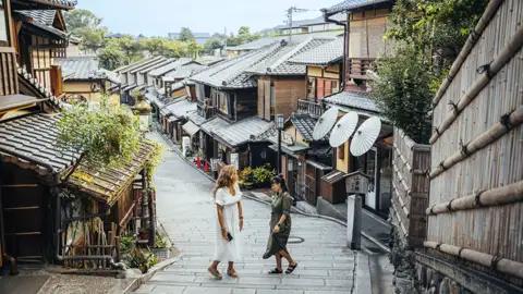 Gemeinsam erkunden wir auf dieser Japanreise für Singles und Alleinreisende die historischen kleinen Gassen von Kyoto mit ihrer traditionellen Architektur.