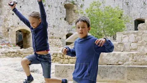 Auf unserer Familien-Rundreise nach Griechenland können die Kinder zwischen Besichtigungen immer wieder miteinander spielen und herumtollen.