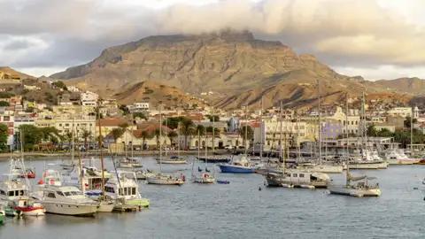 Am 11. Reisetag unserer WanderStudienreise auf die Kapverden erkunden wir bei einem Rundgang die Hafenstadt Mindelo. Sand und Basalt prägen die Insel,