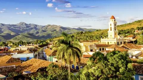 Auf der Studiosus-Rundreise durch Kuba entdecken wir Trinidad – eine farbenfrohe Kolonialstadt mit prunkvollen Palästen wohlhabender Zuckerbarone, die im 19. Jahrhundert durch Zucker- und Sklavenhandel zu Reichtum gelangten.