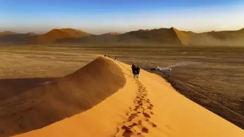 Jede Menge Highlights bietet die Rundreise in der kleinen Gruppe aus unserem smart & small-Programm, wie zum Beispiel eine beeindruckende Wanderung in den Dünen der Namibwüste.