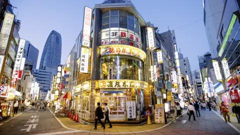 Wenn der Abend anbricht, verwandelt sich Tokio in ein funkelndes Häusermeer, eines unserer Ziele auf unserer 17-tägigen Studienreise durch Japan.