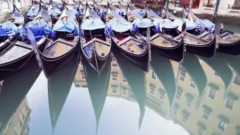 Allgegenwärtiges Detail in Venedig: die Gondeln, früher Haupttransportmittel in der Stadt, heute Vergnügen für Touristen – Zeit für eine Fahrt bleibt auf unserer Reise in kleiner Gruppe in die Lagunenstadt.
