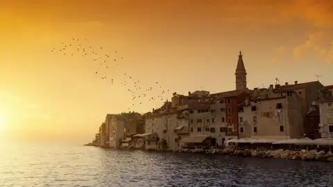 Stimmungsvolles Istrien, nicht erst abends, wenn die Sonne vor der Kulisse der istrischen Küstenstädte in der Adria versinkt - zu erleben auf unserer Reise mit der Kleingruppe durch Istrien.