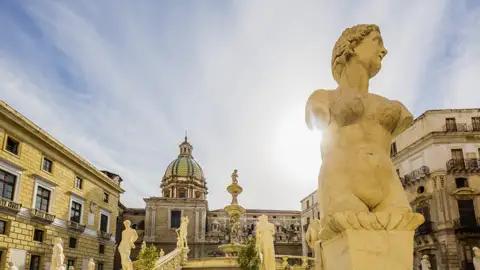 Skulpturen der Fontana Pretoria auf der Piazza Pretoria in Palermo mit der Kirche Santa Caterina im Hintergrund - eines der Highlights unserer Studienreise in kleiner Gruppe durch Sizilien.