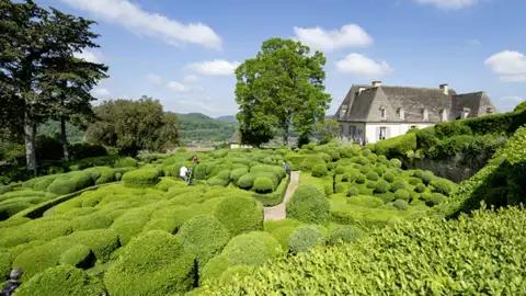 Von den kunstvoll gepflanzten Gärten von Marqueyssac genießen wir auf unserer Reise ins Périgord den Blick ins Tal der Dordogne