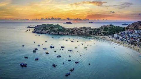 Auf usnerer Studienreise durch Vietnam machen wir Stopp in Quy Nonh und können am Strand den Sonnenuntergang sehen.