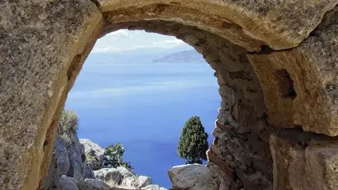 Auf unserer Studienreise durch Griechenland genießen wir viele fantastische Aussichten, wie hier bei Nauplia auf dem Peloponnes.