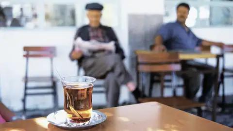 Eine Teepause in einem der zahlreichen Teehäuser ist ein Muss bei einem Türkeibesuch. Auch auf unserer Reise nehmen wir uns Zeit – und kommen schnell mit den anderen Gästen ins Gespräch.