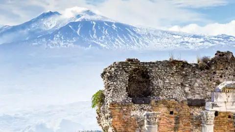 Zum Finale unserer achttägigen-Sizilienreise besichtigen wir den Aetna und Taormina mit seinem griechisch-römischen Theater – was für ein Bühnenbild!