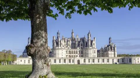 Wir starten unsere Schlössertour an der Loire mit dem Besuch von Chambord. Auf unserer Rundreise durchs Loiretal sehen wir noch zahlreiche andere Schlösser wie Blois oder Amboise.