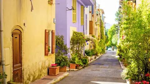 Stille Gassen, bunte Häuser – auf Ihrer Rundreise durch die Provence zeigt Ihnen Ihre Studiosus-Reiseleiterin immer wieder solch romantische Orte.