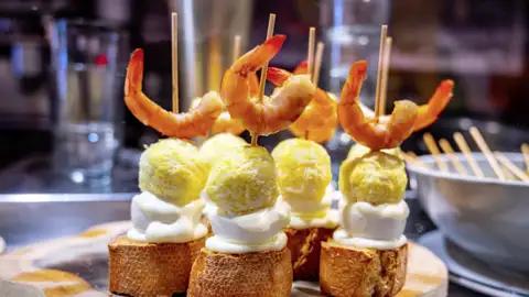 Ein bisschen Lust auf Genuss sollten Sie bei dieser zehntägigen Studienreise nach Nordspanien mitbringen: Kunstvolle baskische Tapas, deftige Landküche und Weine mit Rasse und Klasse nähren Körper und Seele.