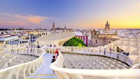 Panoramablick vom Metropol Parasol auf die Sehenswürdigkeiten von Sevilla bei Sonnenuntergang