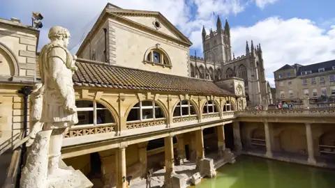 Auf unserer Studienreise nach Südengland kommen wir für einen Tagesausflug mit der Bahn nach Bath. Baden kann man heute in den römischen Bädern nicht mehr, aber in der modernen Therme.