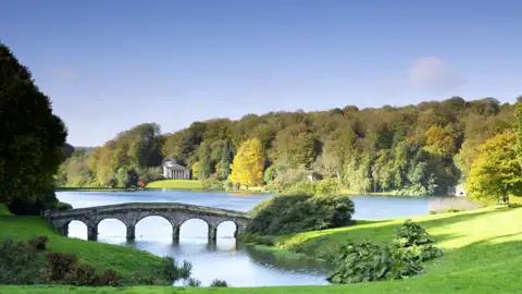 Landschaft und Gartenkunst werden eins: Auf unserer Studienreise nach Südengland besuchen wir natürlich auch Stourhead – ein Bild von einem Landschaftsgarten!