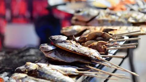 Auf unserer Studienreise mit dem Komfortbus durch Skandinavien werden Sie es genießen: Überall ist frischer Fisch angesagt, ob wie hier in Norwegen vom Grill, ob eingelegt oder gar in Tuben!