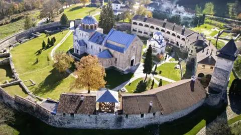 Luftansicht des historischen Klosterkomplexes Studenica in Serbien mit seiner umlaufenden Mauer. Das serbisch-orthodoxe Kloster wird als Wiege des serbischen Königsreichs angesehen und zählt zum UNESCO-Welterbe.