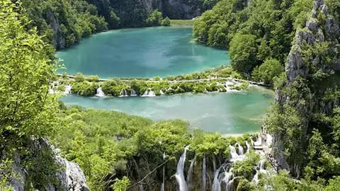 Auf unserer Wander-Studienreise Kroatien – Küste und Naturparks aktiv erleben wandern wir auch durch den Nationalpark Plitvicer Seen. Das Panorama der vielen Wasserfälle und kleinen Seen bezaubert!