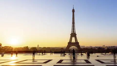 Eiffelturm in Paris bei Sonnenaufgang