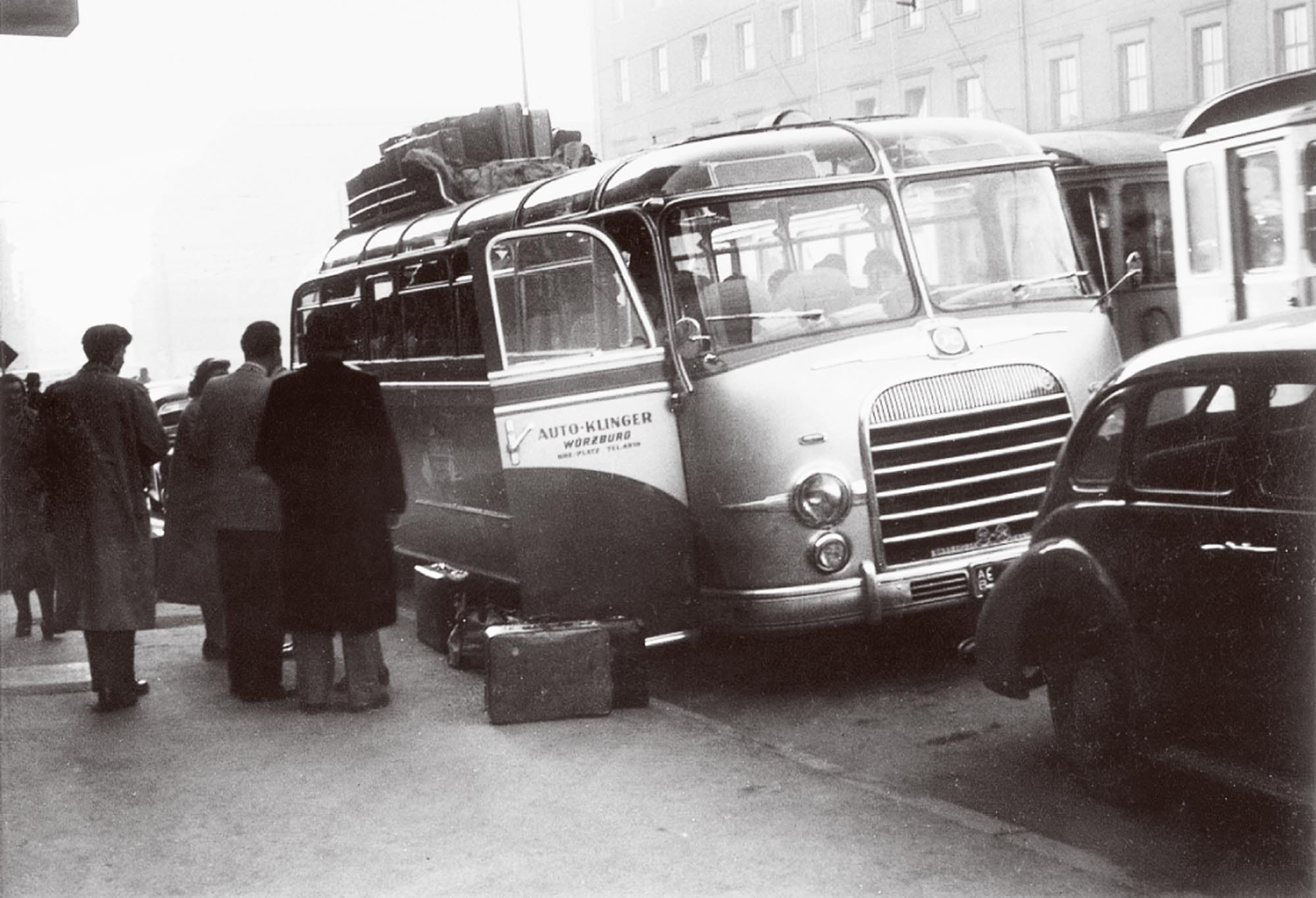 Da musste das Gepäck auch schon mal auf dem Dach mitreisen: der erste Studiosus-Reisebus in Athen.