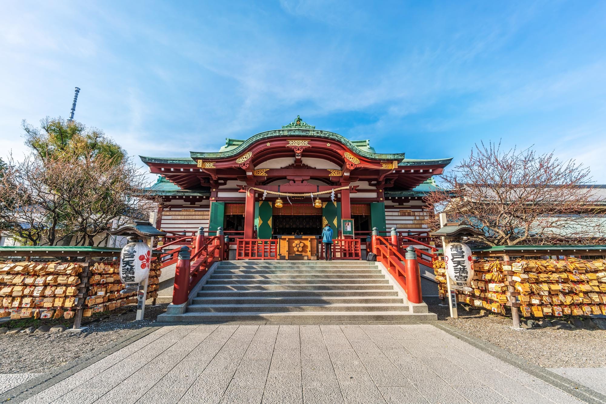 Shinto-Tempel oder -Schreine dienen als heilige Orte, an denen die Kami (Götter oder Geister) verehrt werden.